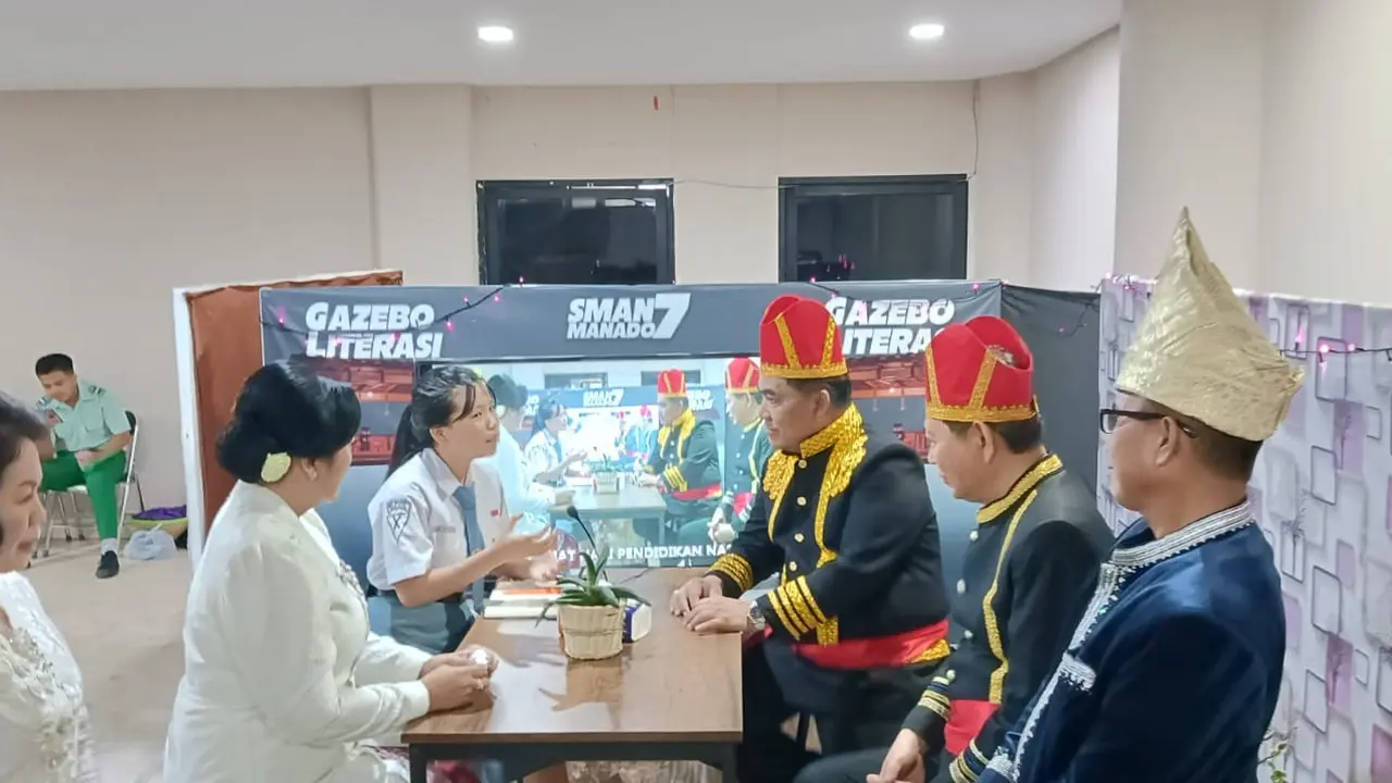 Gubernur Sulut Yulius Selvanus diwawancarai seorang siswa di studio podcast SMAN 7 Manado saat peringatan Hardiknas pada, Jumat (2/5/2025).