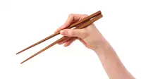 Inilah cara menggunakan sumpit yang benar (foto : mashed.com)