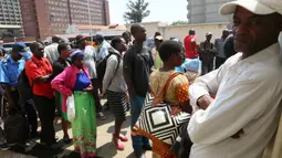 Orang-orang antre menarik uang kertas baru yang dikeluarkan Reserve Bank of Zimbabwe di Harare, 12 November 2019. Selama hampir satu dekade terakhir, masyarakat Zimbabwe menggunakan sejumlah mata uang negara lain bertransaksi pasca krisis ekonomi yang terjadi di Afrika. (AP/Tsvangirayi Mukwazhi)