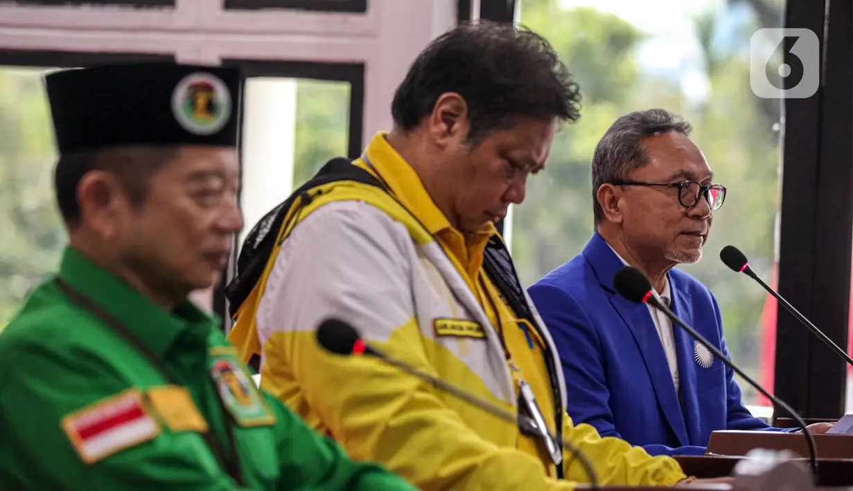 Koalisi Indonesia Bersatu (KIB) Ketua Umum PAN Zulkifli Hasan (kanan), Ketua Umum Partai Golkar Airlangga Hartarto (tengah), dan Ketua Umum PPP Suharso Monoarfa (kiri) menyampaikan keterangan usai pendaftaran di Gedung KPU RI, Jakarta, Rabu (10/8/2022). Pendaftaran bersama tiga partai KIB tak hanya membuktikan bahwa KIB solid, tetapi sekaligus mengungkap harapan publik terkait semangat persatuan yang terus dikedepankan oleh KIB. (Liputan6.com/Faizal Fanani)