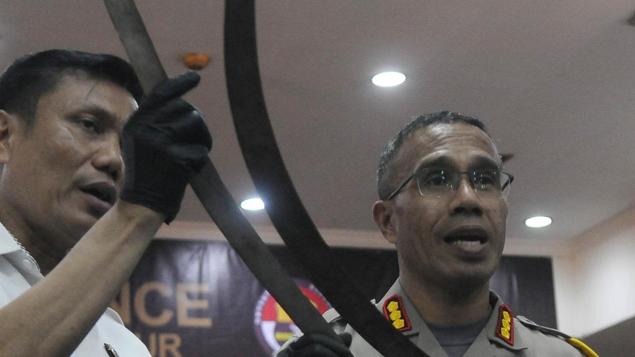 FOTO: Rilis Kasus Tawuran di Pasar Rebo, Polisi Tunjukkan Senjata Tajam yang Bikin Tangan Remaja 18 Tahun Putus