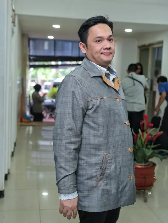 Mantan suami Nia Daniati itu pun lantas menyebut dua nama. Pengacara yang kerap memamerkan harta kekayaannya di ruang publik. (Adrian Putra/Bintang.com)