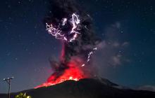 FOTO: Dahsyatnya Erupsi Gunung Lewotobi Laki-Laki, Kilatan Petir Mengiringi Semburan Abu Setinggi 10 Kilometer