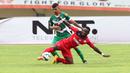 Pemain Mitra Kukar, Arthur Cuna (kiri), berebut bola dengan pemain Semen Padang, James Koko Lomel, pada lanjutan Grup D Piala Jenderal Sudirman 2015 di Stadion Manahan, Solo, Selasa (15/12/2015). (Bola.com/Nicklas Hanoatubun)