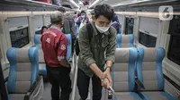 Penumpang bersiap turun dari rangkaian kereta api Argo Lawu dari Solo di Stasiun Gambir, Jakarta, Senin (17/5/2021). Kepala Humas PT KAI Daop I Eva Chairunisa mengatakan pada hari ini diperkirakan akan ada 2.100 penumpang kereta api jarak jauh yang akan tiba di Jakarta (Liputan6.com/Faizal Fanani)