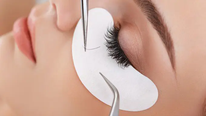 Ekstensi bulu mata jadi favorit banyak wanita modern/copyright: thinkstockphotos.com