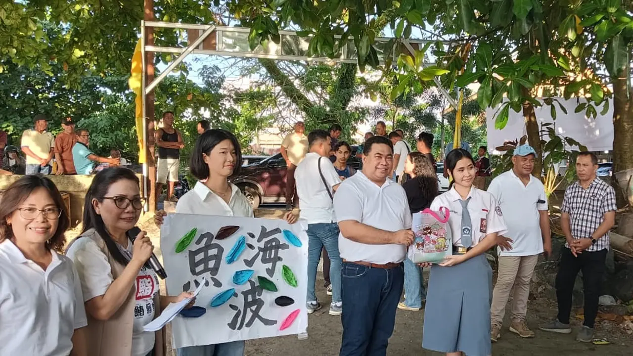 Wakil Rektor Bidang Akademik Unima Prof Dr Mister Gidion Maru MHum menyerahkan hadiah kepada pemenang lomba.