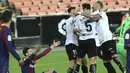 Pemain Valencia, Gabriel Paulista berselebrasi dengan rekan-rekannya usai mencetak gol ke gawang Barcelona pada pertandingan La Liga Spanyol di stadion Mestalla, Senin (3/5/2021). Barcelona menang tipis atas Valencia 3-2. (AP Photo/Alberto Saiz)