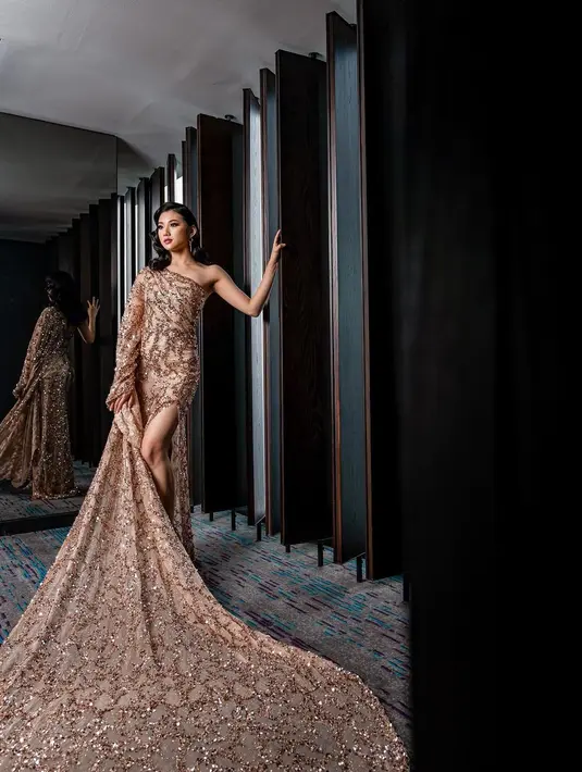Pesona cantik Audrey Vanessa semakin kuat dengan gaun panjang dari Monica Ivena. Gaun one off shoulder dengan embroidery berwarna cokelat [instagram/audreyyvanessa]