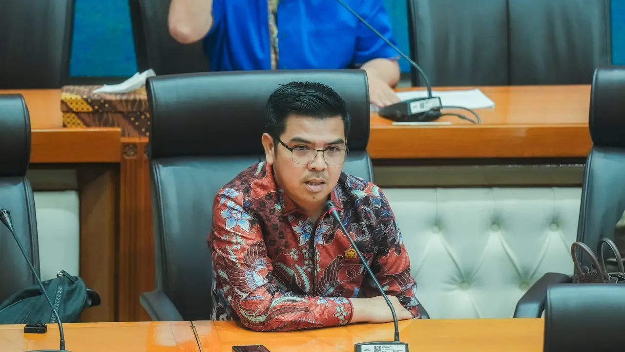 Anggota Komisi VII DPR RI, Bane Raja Manalu, menyuarakan keprihatinannya atas lambannya pemerintah dalam menindaklanjuti rekomendasi perbaikan tata kelola Geopark Kaldera Toba.