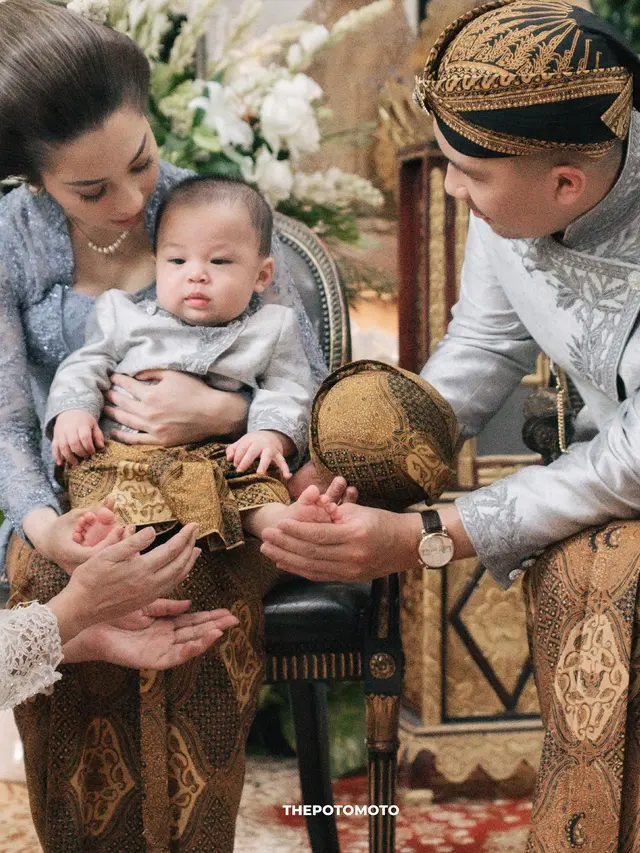 Nikita Willy menggelar acara adat Tedak Sinten Baby Izz