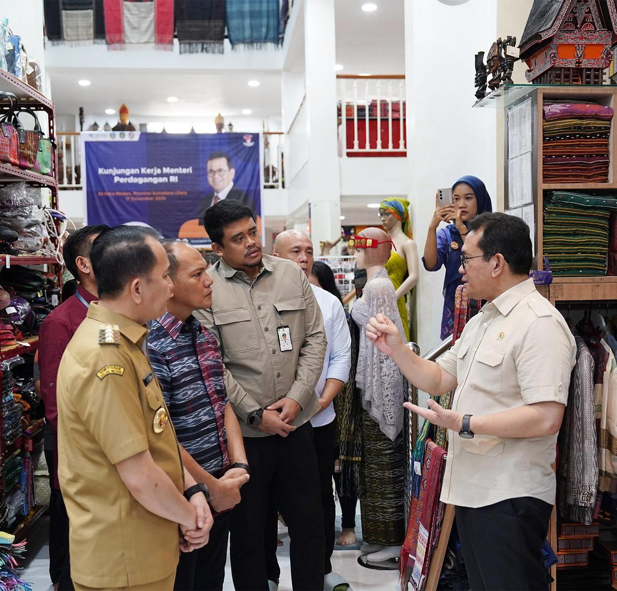 Mendag Meninjau UMKM Galeri Ulos Sianipar