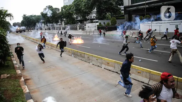 Bentrok Pecah di Patung Kuda