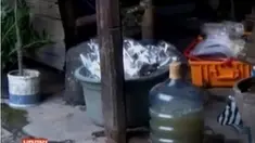 Polisi menggeledah rumah penjual miras oplosan di Sleman, hingga  sebuah mobil avanza menabrak sebuah pohon.