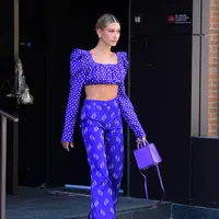 Hailey Baldwin beri dukungan untuk Selena Gomez (FOTO: Splashnews)