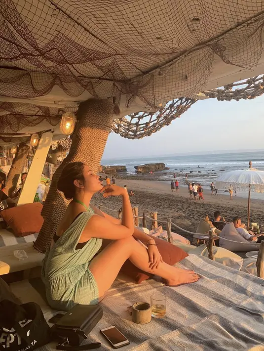 Summer dress juga menjadi pilihan outfitnya kala menikmati keindahan pantai.  [Foto: Instagram/ Talitha Curtis]