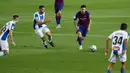 Striker Barcelona, Lionel Messi, berusaha melewati pemain Espanyol pada laga La Liga di Stadion Camp Nou, Rabu (8/7/2020). Barcelona menang 1-0 atas Espanyol. (AP/Joan Monfort)