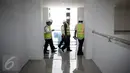 Presiden Joko Widodo (Jokowi) meninjau rusun usai meresmikan topping off Wisma Atlet Kemayoran, Jakarta, Kamis (29/12). Pembangunan di atas lahan 10 hektar ini sudah dimulai pada 17 Maret 2016 dan selesai pada September 2017. (Liputan6.com/Faizal Fanani)