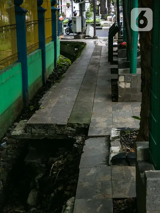 Kondisi trotoar yang rusak di kawasan Blok S, Jakarta, Kamis (4/3/2021). Revitalisasi trotoar di kawasan Kebayoran Baru bakal dimulai pada Mei dan ditargetkan selesai Desember tahun ini. (Liputan6.com/Faizal Fanani)