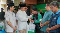 Sekretaris Jenderal KLHK Bambang Hendroyono saat membagikan hewan kurban kepada warga. (Istimewa)