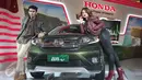 Model berpose disamping mobil saat acara pengumuman harga resmi Honda BR-V di Jakarta. (2/12). Mobil Honda BR-V memiliki empat varian tipe dengan harga yang berbeda - beda. (Liputan6.com/Angga Yuniar)