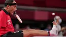 Atlet para-tenis meja Mesir, Ibrahim Elhusseiny Hamadtou saat bertanding melawan Chao Chen dari China pada laga Group E kelas 6 Tenis Meja Putra Paralimpiade Tokyo 2020 di Tokyo Metropolitan Gymnasium, Jumat (27/8/2021). (Yasuyoshi CHIBA / AFP)