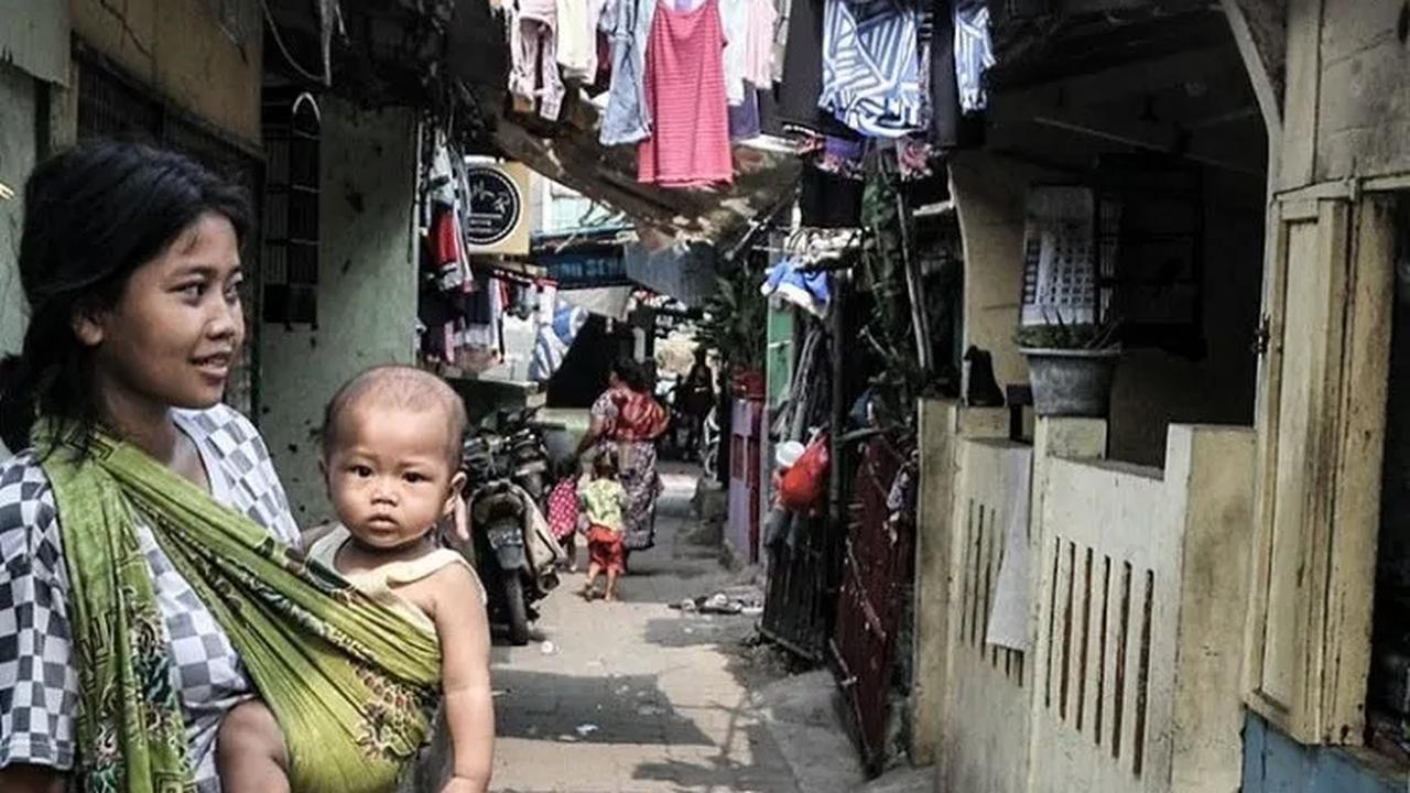 Warga di 'Jalan Tikus' seolah 'dipaksa' untuk terbiasa. Pemotor lalu lalang setiap hari. Aktivitas mereka terganggu.