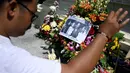 Seorang pria berdoa di Monumen Bom Bali, Kuta, dekat Denpasar pada Sabtu (12/10/2019). MeMperingati 18 tahun peristiwa bom Bali yang terjadi pada 12 Oktober 2002, wisatawan dan kerabat korban mengunjungi tugu peringatan untuk berdoa dan tabur bunga. (SONNY TUMBELAKA / AFP)