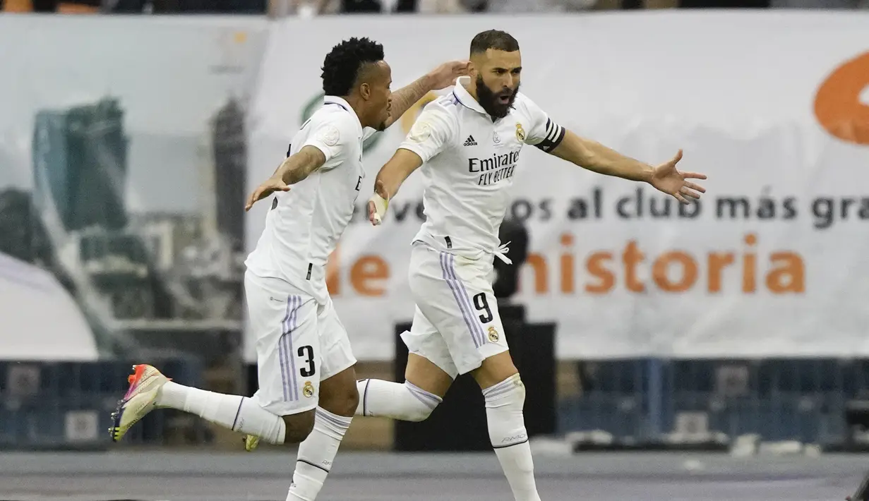 Penyerang Real Madrid, Karim Benzema berselebrasi usai mencetak gol ke gawang Valencia selama pertandingan semifinal Piala Super Spanyol di Stadion Internasional King Fahd di Riyadh, Arab Saudi, Kamis (12/1/2023). Real Madrid menang adu penalti 4-3 (1-1) atas Valencia. (AP Photo/Hussein Malla)