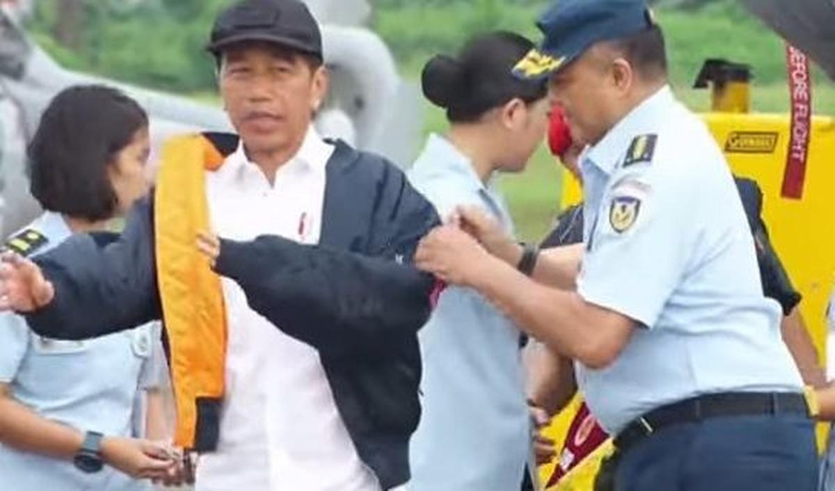 Kasau Pakaikan Presiden Jaket