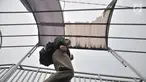 Pejalan kaki melintasi jembatan penyeberangan orang (JPO) di Jalan Yos Sudarso, Jakarta, Kamis (8/11). JPO mengalami kerusakan pada bagian atap yang jebol. (Merdeka.com/Iqbal Nugroho)