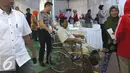 Warga dibantu petugas saat mengikuti pengobatan gratis di Gor Cendrawasih, Jakarta, (23/7). Acara ini memperingati HUT ke-70 Bhayangkara dengan menggelar pengobtan gratis, sunatan masal, donor darah dan periksa gigi gratis. (Liputan6.com/Angga Yuniar)