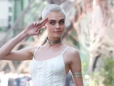 Cara Delevingne menggeser posisi Kate Moss sebagai model Inggris dengan pendapatan tertinggi. Selama setahun terakhir, Delevingne berhasil mengumpulkan pendapatan sebesar 8 juta poundsterling atau Rp384 juta sehari. (AP Photo/Thibault Camus)