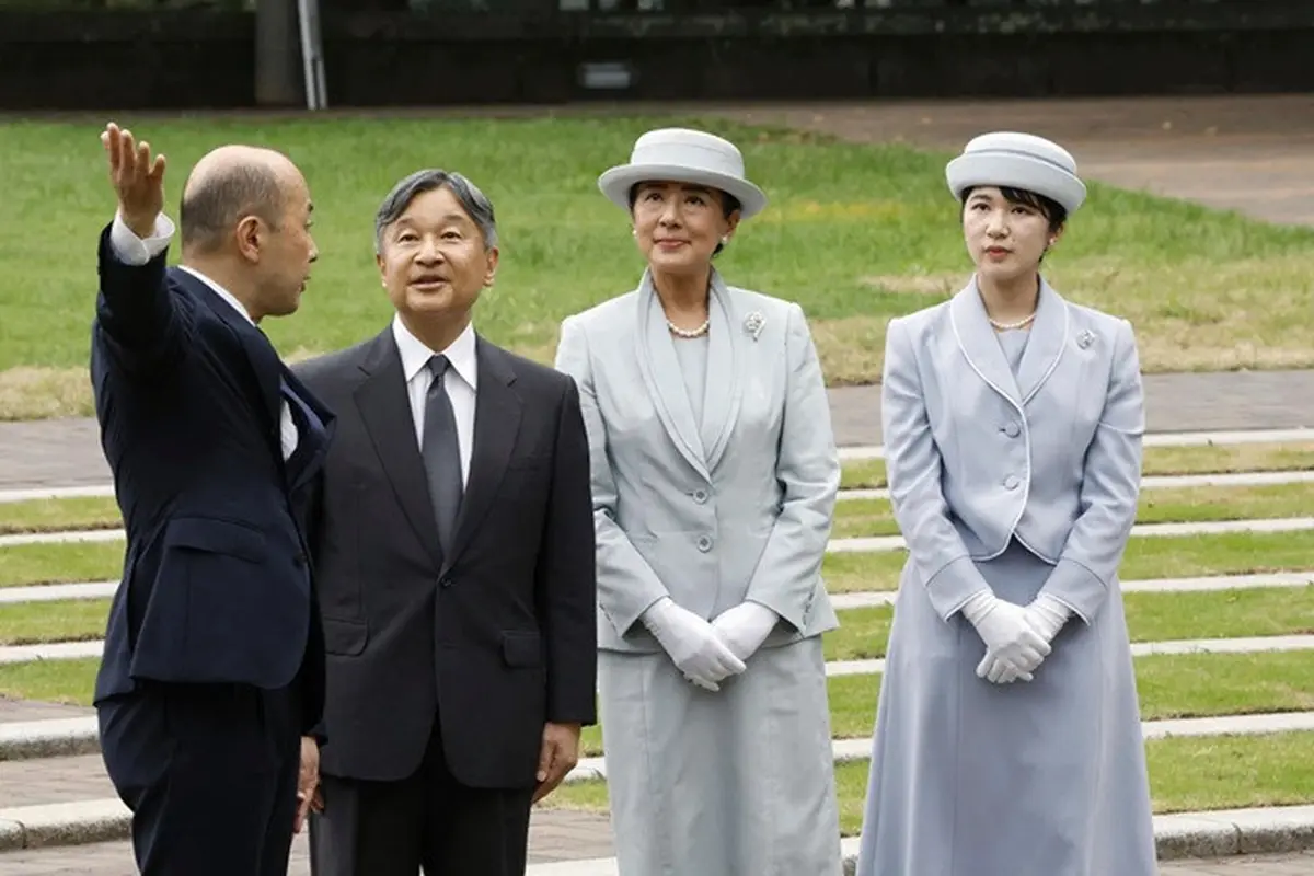 Kaisar Naruhito, Permaisuri Masako, dan Putri Aiko mengunjungi monumen korban bom atom di Nagasaki, Jepang, 12 September 2025.