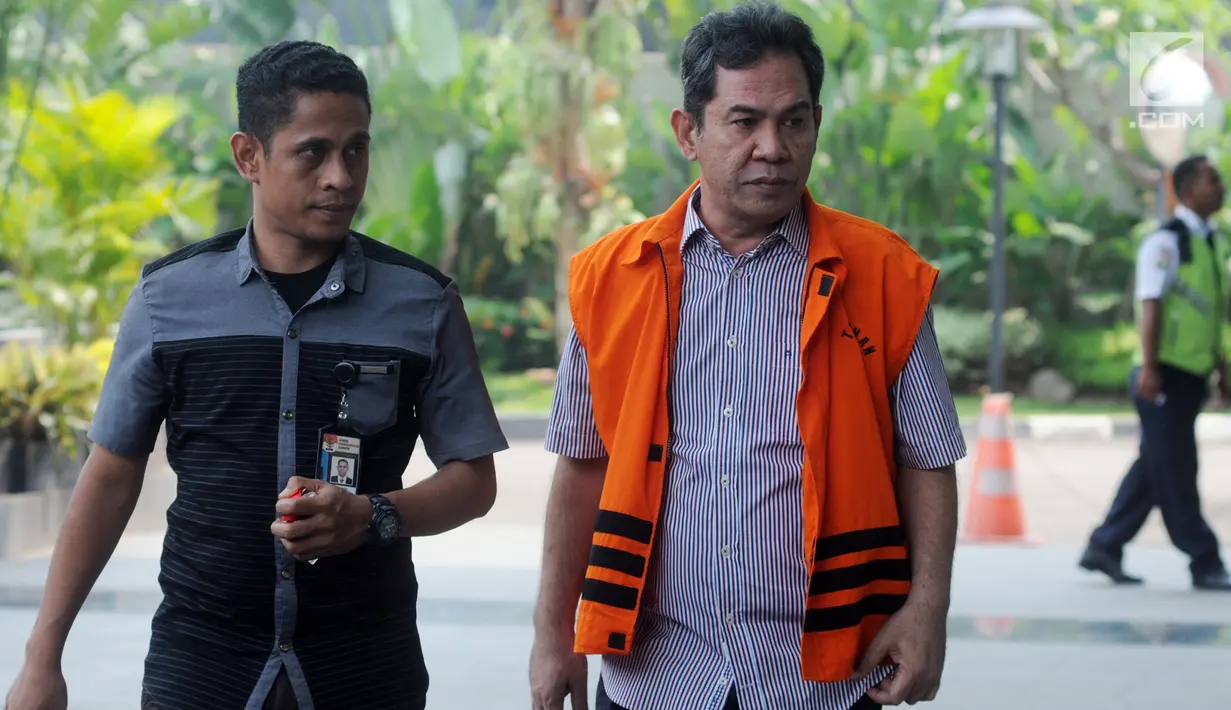 Bupati Hulu Sungai Tengah (nonaktif) Abdul Latif dikawal petugas untuk pemeriksaan di gedung KPK, Rabu (2/5). Abdul Latif diperiksa untuk melengkapi berkas kasus suap pembangunan RSUD Damanhuri Barabai, Kalimantan Selatan. (Merdeka.com/Dwi Narwoko)