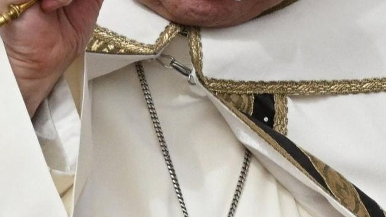 Kehadiran Paus Fransiskus yang memimpin Misa Paskah di alun-alun Santo Petrus, Vatikan ini telah mengejutkan setelah sebelumnya kondisi kesehatan pria berusia 87 tahun itu dikabarkan menurun karena sakit pilek, bronkitis, dan flu. Foto: Tiziana FABI / A