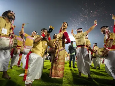 Penari Assam dalam pakaian tradisional tampil saat mereka mencoba Guinness World Record dalam kategori pertunjukan tarian rakyat terbesar di Guwahati, India, Kamis (13/4/2023). (AP Photo/Anupam Nath)