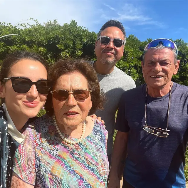 Julie Estelle bersama nenek bulenya (Instagram/julstelle)