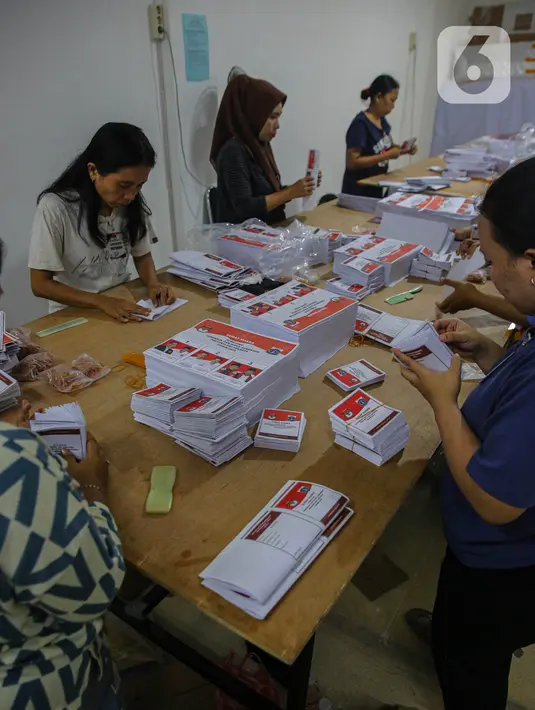 Komisi Pemilihan Umum (KPU) Jakarta Pusat menargetkan para pekerja menyelesaikan pelipatan 2.000 surat suara per harinya. (Liputan6.com/Angga Yuniar)