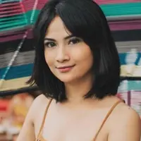 Vanessa Angel membantu para korban kebakaran di taman sari.