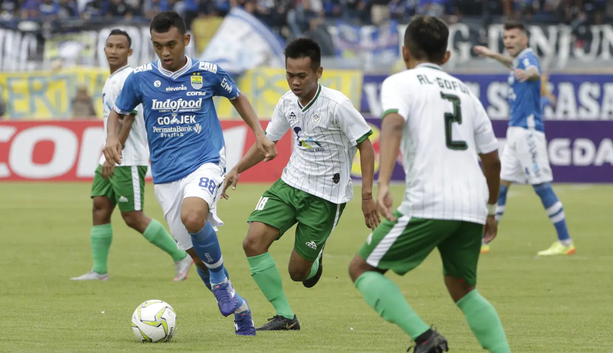 Gelandang Persib Bandung, Abdul Aziz, menggiring bola saat melawan Persiwa Wamena pada laga Piala Indonesia di Stadion Si Jalak Harupat, Bandung, Senin (11/2). Persib menang 7-0 atas Persiwa. (Bola.com/M Iqbal Ichsan)