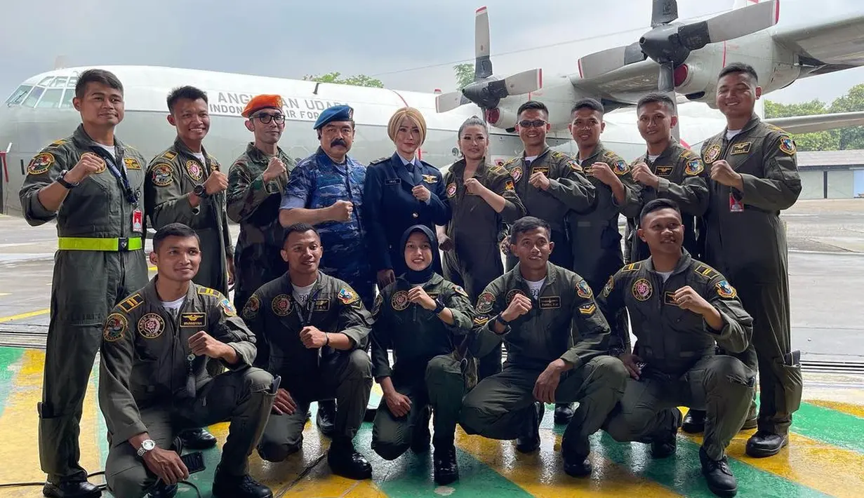 Salah satu pose menampilkan Inul Daratista yang mengenakan seragam biru tua mendampingi Adam Suseno. Sang suami pakai seragam loreng biru komplet dengan baret biru tua berpose mengepalkan tangan. Pasangan selebritas ini diapit sejumlah pasukan TNI Angkatan Udara. Makin wah karena ada armada pesawat yang terparkir sebagai latar. Keren banget! (Foto: Dok. Instagram @inul.d).