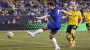 Tembakan bek Chelsea Ben Chilwell ke gawang Borussia Dortmund pada laga uji coba pramusim di Soccer Field, Amerika Serikat, Kamis (3/8/2023). (AP Photo/Nam Y. Huh)