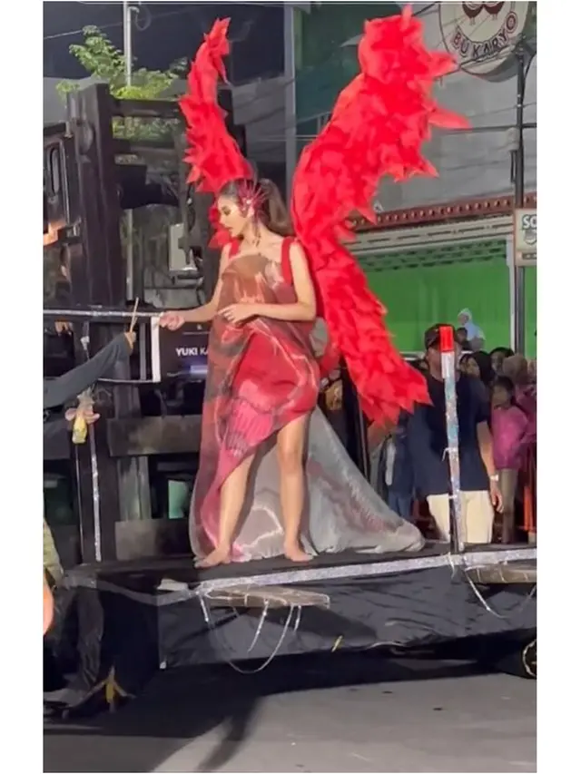 6 Momen Viral Yuki Kato Asyik Makan Telur Gulung di JFC 2023, Curi Perhatian