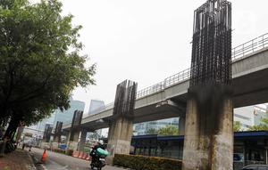 Sayangnya, Pramono Anung belum menjelaskan secara rinci apakah nantinya tiang-tiang monorel itu akan dibongkar. Menurutnya, hal itu akan diputuskan nanti. (Liputan6.com/Herman Zakharia)