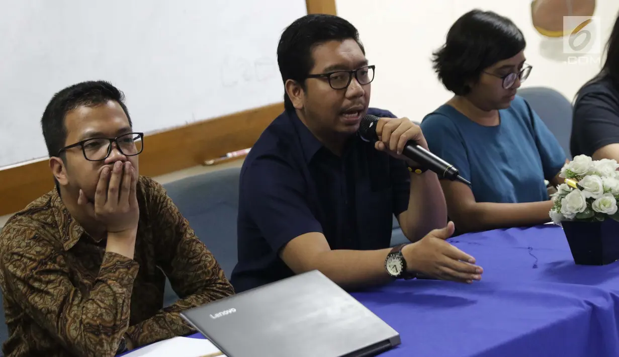 Peneliti ICW, Kurnia Ramadhana (tengah) memberi keterangan terkait 20 nama Capim KPK yang lolos seleksi di gedung LBH Jakarta, Minggu (25/8/2019). Koalisi Kawal Capim KPK menyatakan menemukan adanya potensi konflik kepentingan dari pansel terhadap peserta seleksi. (Liputan6.com/Helmi Fithriansyah)