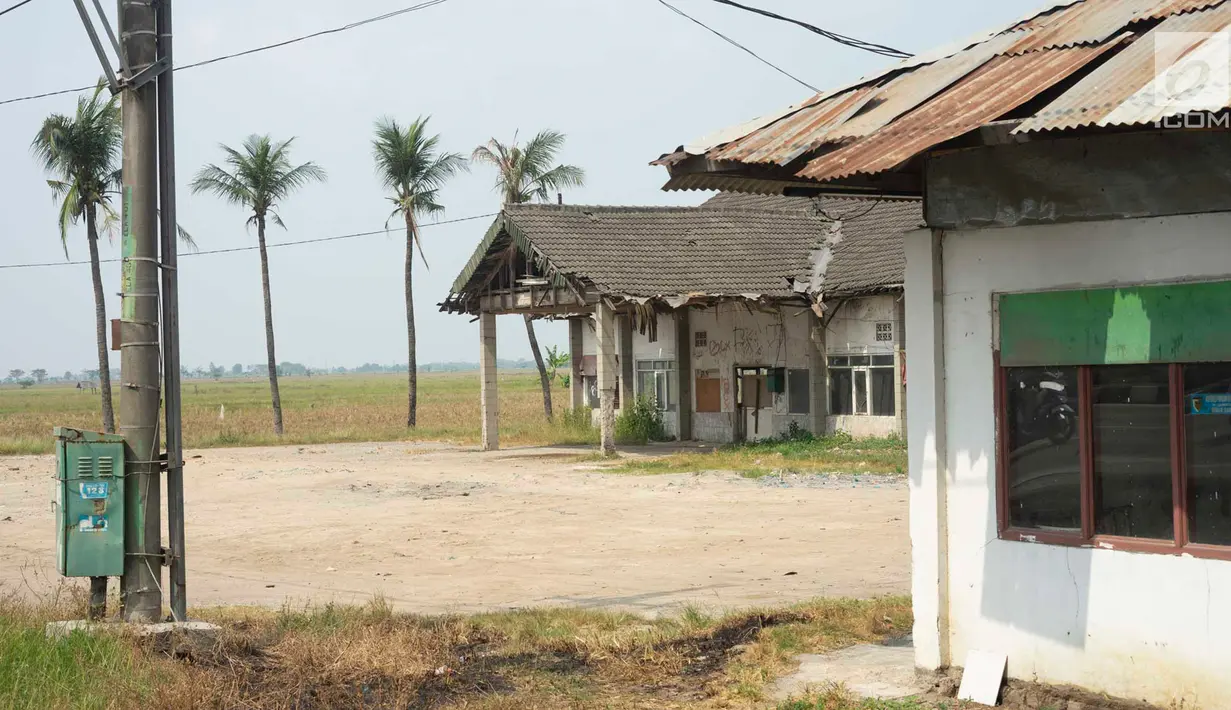 Kondisi bangunan rumah makan yang tak lagi beroperasi di Jalur Pantura, Jawa Barat, Sabtu (8/6/2019). Setelah beroperasinya jalan Tol Cipali yang merupakan bagian dari Tol Trans Jawa menyebabkan bisnis rumah makan di kawasan itu gulung tikar akibat sepinya pengunjung (Liputan6.com/Immanuel Antonius)