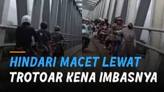 Berniat menghindari macet di jalan. beberapa pemotor justru tertahan oleh ibu-ibu berjalan sambil nuntun sepeda di trotoar.