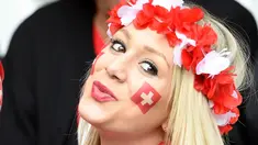 Fans asal  Swiss tersenyum manis saat tertangkap kamera di tribun pada laga grup A Prancis vs Swiss Euro 2016 di Stadion Pierre-Mauroy, Lille (20/6/2016) WIB. (AFP/Francois Lo Presti)