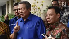 Ketua Umum Partai Demokrat Susilo Bambang Yudhoyono atau SBY (kiri) bersama Ketua Bawaslu Abhan (kanan) usai menggelar pertemuan tertutup di kediaman SBY di Kuningan, Jakarta, Selasa (10/7). (Liputan6.com/Herman Zakharia)